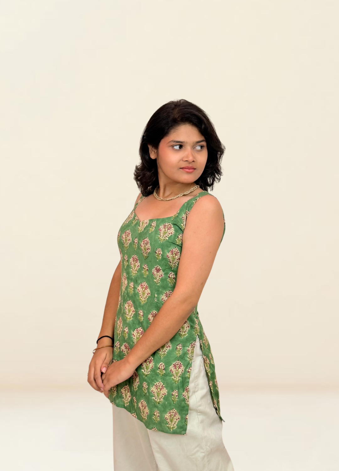 Bagiyaa- Sleeveless Short Kurti